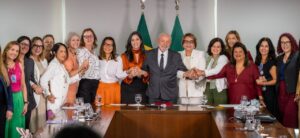 AGORA: Lula sanciona lei que garante espaços exclusivos no SUS a mulheres vítimas de violência