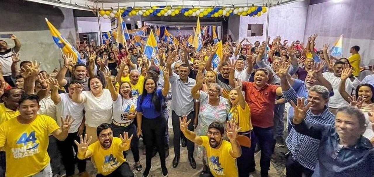 Com Vanda Monteiro e acompanhado por multidão, Janiel Souza filia-se ao União Brasil na noite desta quinta, 4