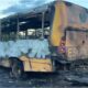 Ônibus escolar fica destruído após pegar fogo na TO-040, em Dianópolis