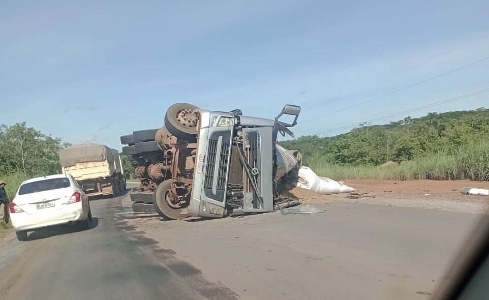 Carro colide frontalmente com carreta e deixa motorista ferido na TO-050, entre Palmas e Porto Nacional; saiba detalhes