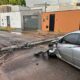 Menino de 11 anos pega carro dos pais e colide contra poste no centro de Palmas