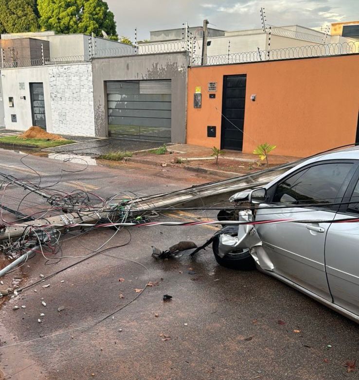 Menino de 11 anos pega carro dos pais e colide contra poste no centro de Palmas