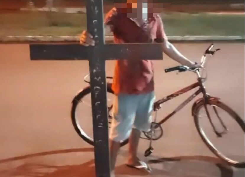 VÍDEO: Homem é flagrado carregando cruz retirada de cemitério em Araguacema
