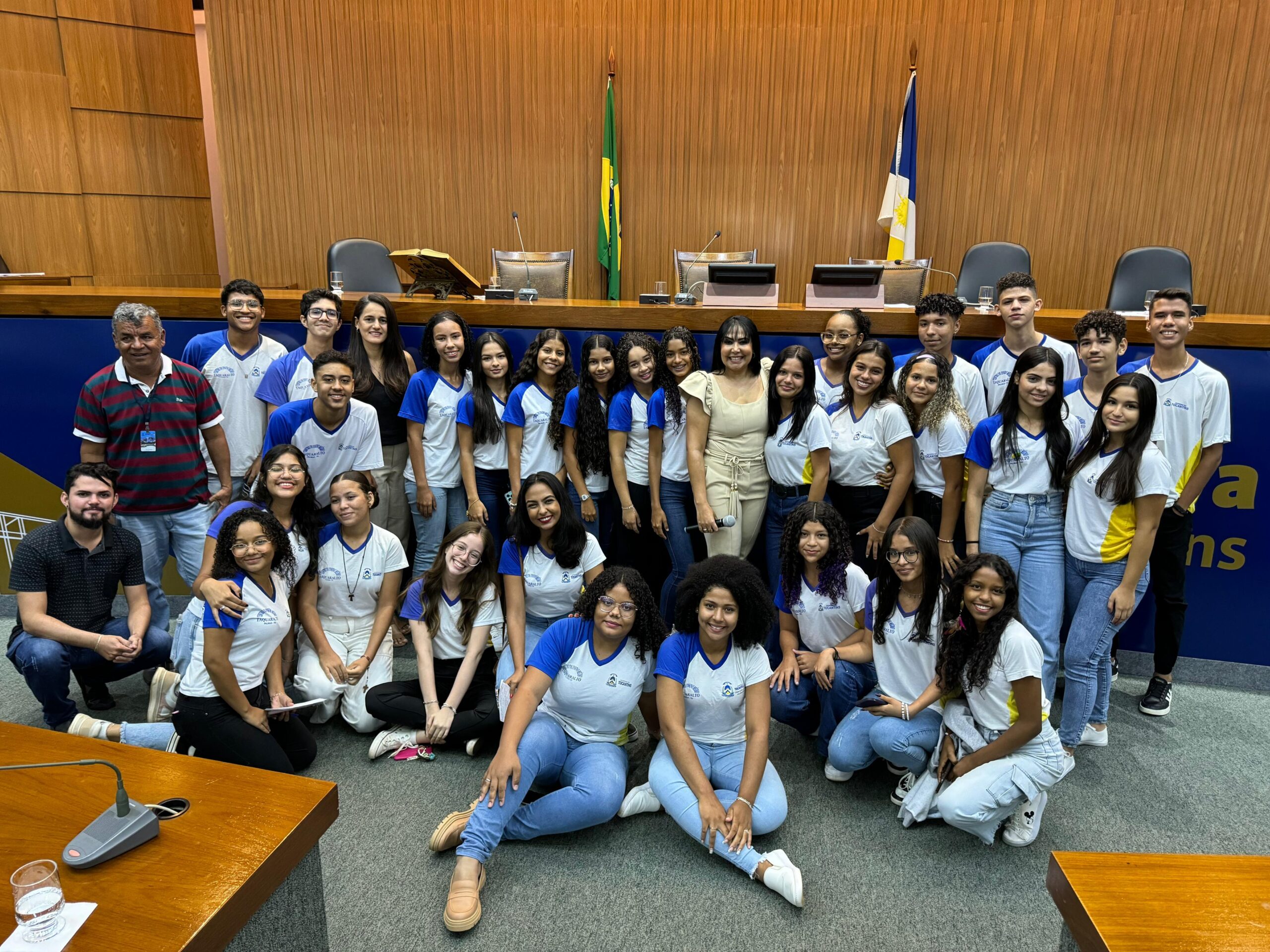 Janad Valcari recebe alunos do CEM Taquaralto no projeto Assembleia vai à Escola