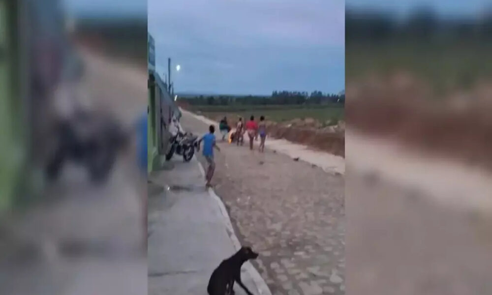 VÍDEO: Homem ateia fogo em amigo após ser chamado de “corno safado” em Alagoas