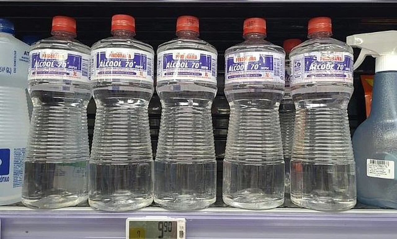 Fim da venda de álcool 70% nos supermercados e farmácias; entenda medida da Anvisa