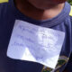 Professora grampeia bilhete na camisa de aluno de 5 anos e mãe fica revoltada no RJ