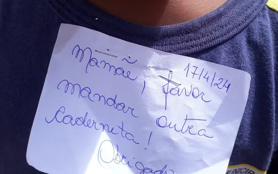 Professora grampeia bilhete na camisa de aluno de 5 anos e mãe fica revoltada no RJ