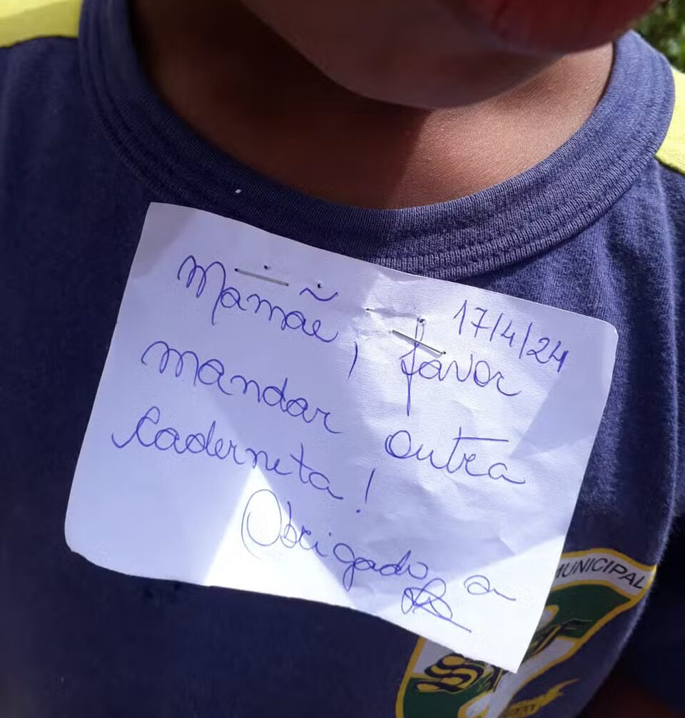 Professora grampeia bilhete na camisa de aluno de 5 anos e mãe fica revoltada no RJ