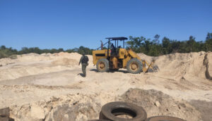 Polícia interrompe operação de extração de areia sem licença em Divinópolis