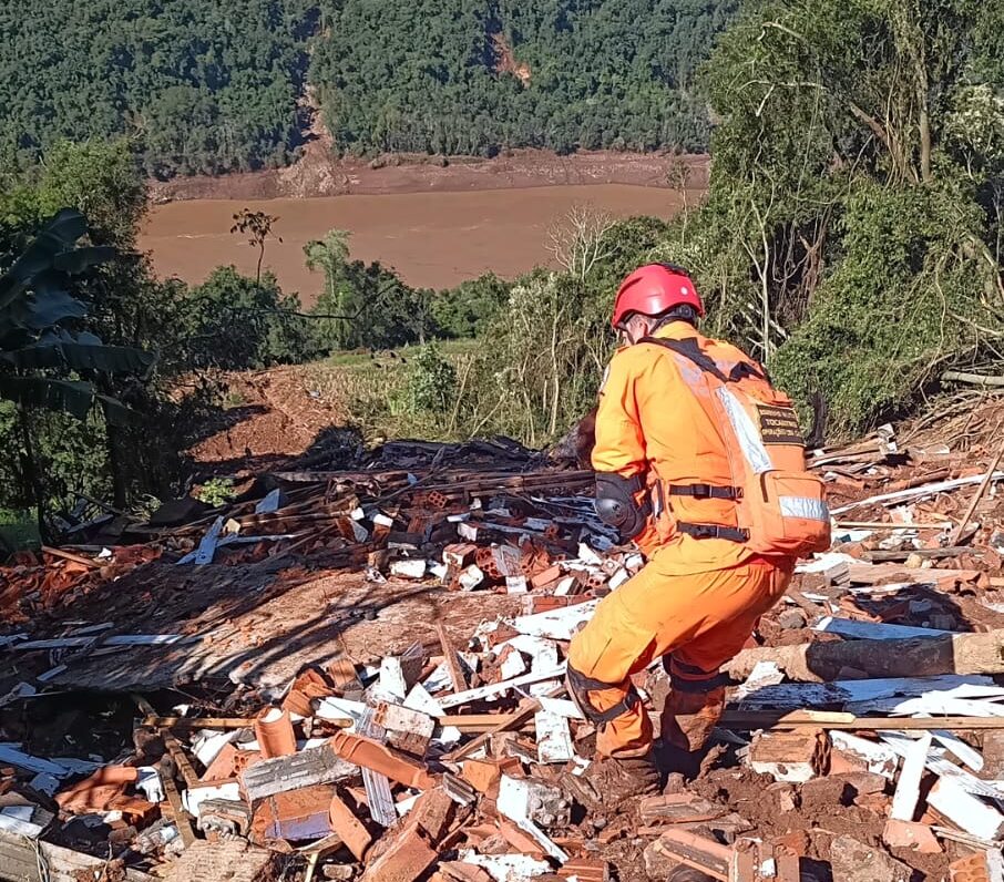 Bombeiros do Tocantins encontram dois corpos durante missão de buscas no Rio Grande do Sul