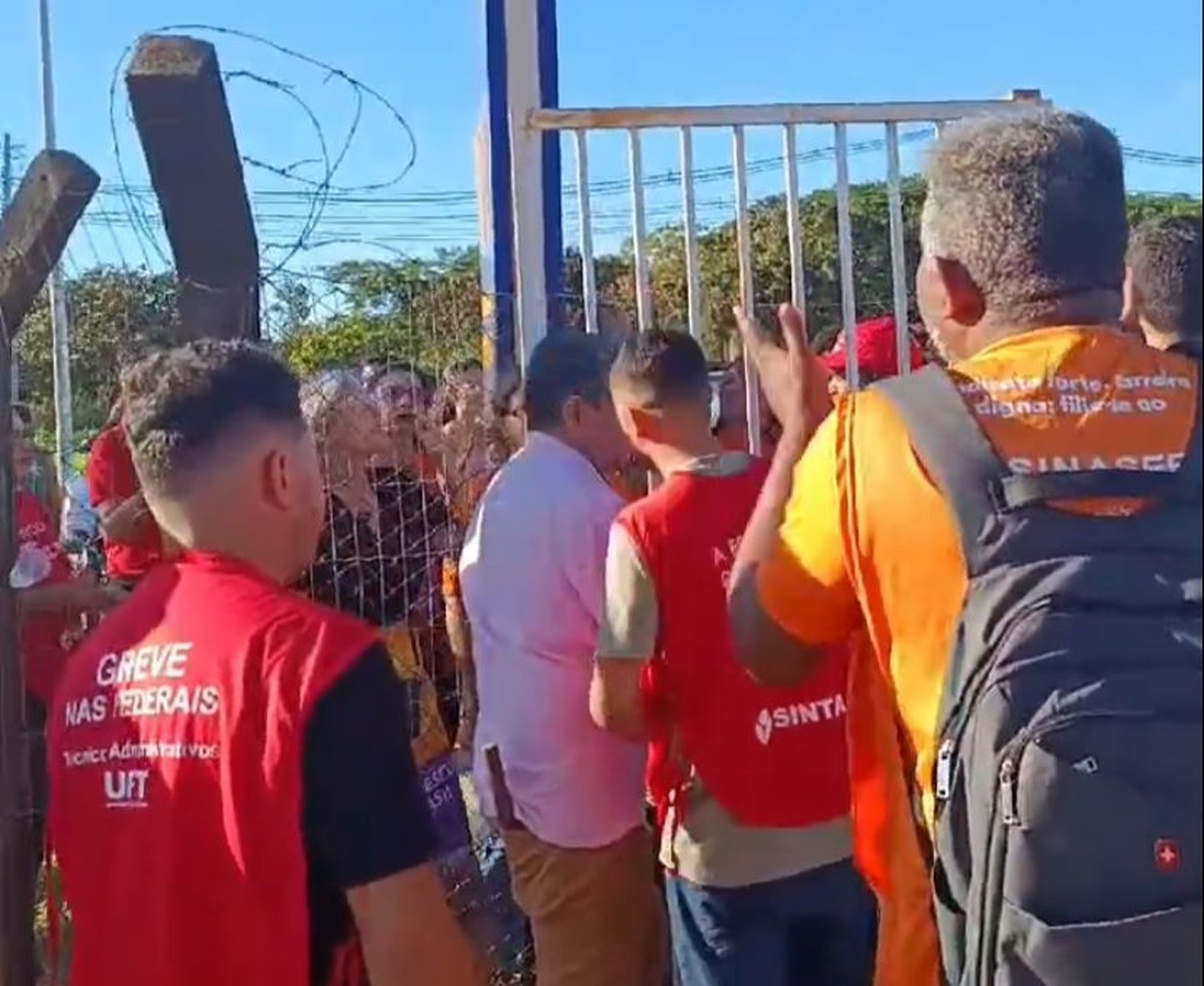 VÍDEO: Portões fechados causam confusão na entrada da UFT, em Palmas