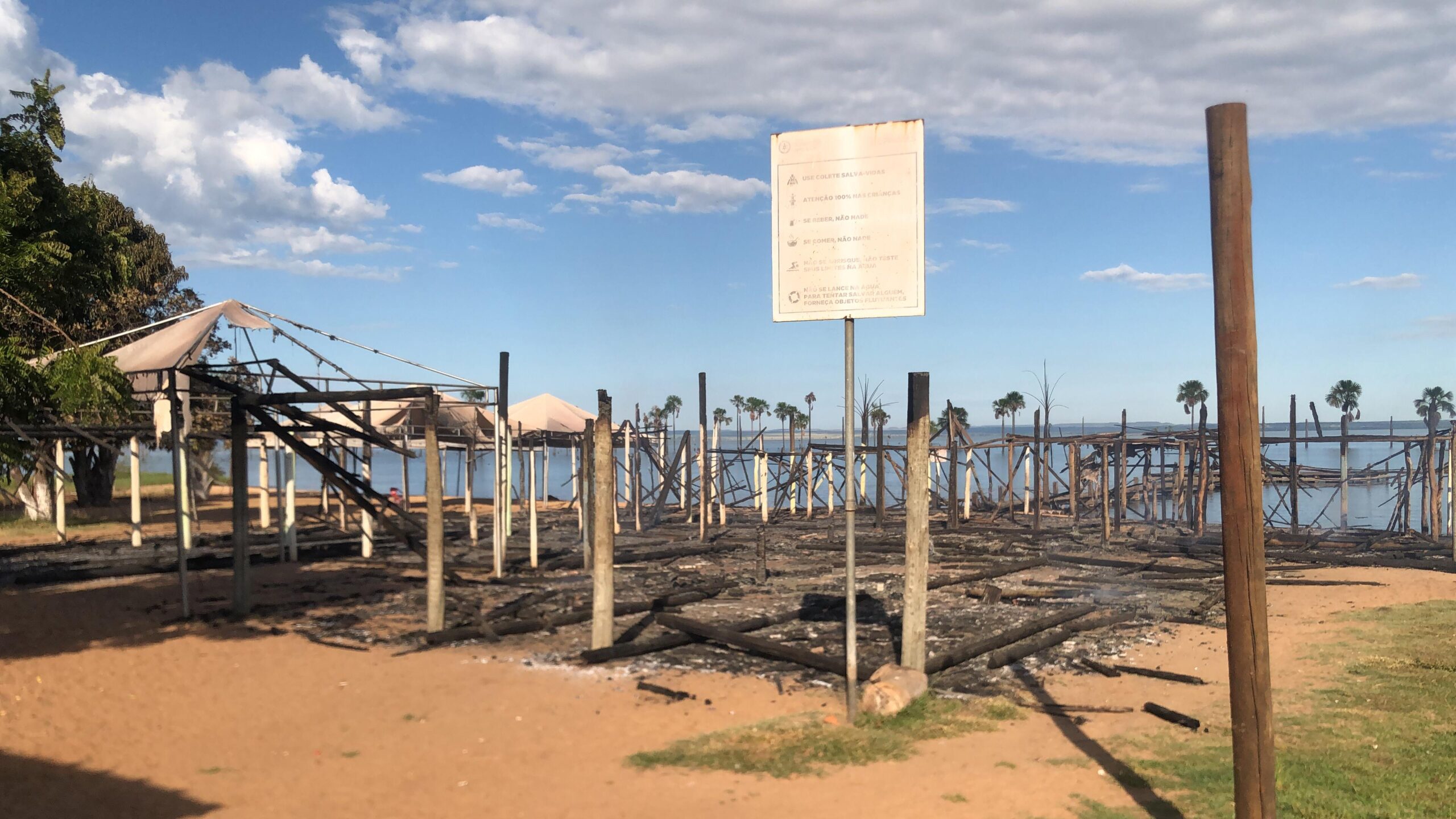 Incêndio destrói quiosques da Praia dos Buritis, na região Sul de Palmas; VEJA VÍDEO