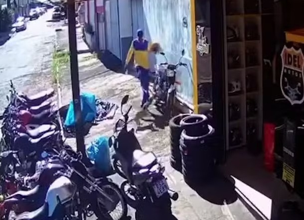 VÍDEO: Carteiro é flagrado chutando cachorro em Paraíso do Tocantins