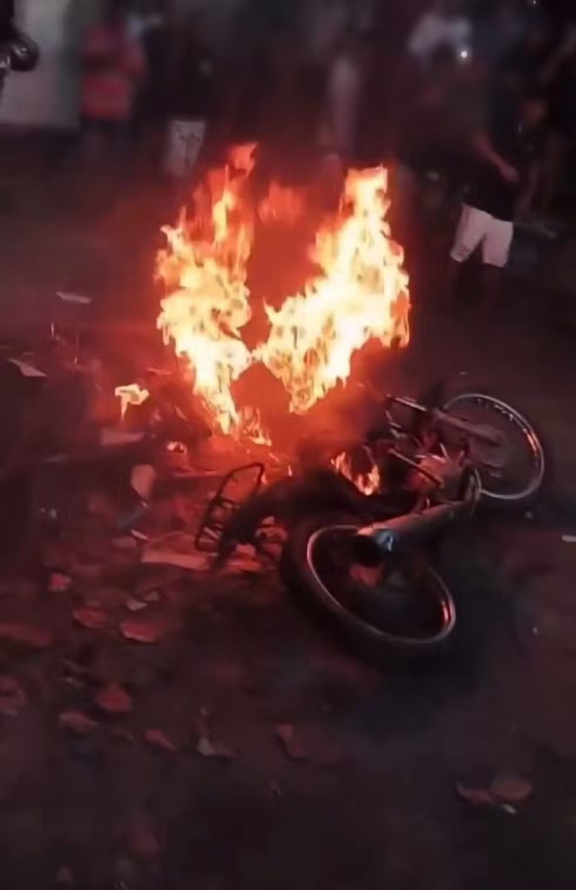 VÍDEO: Moto é incendiada durante evento em Porto Nacional