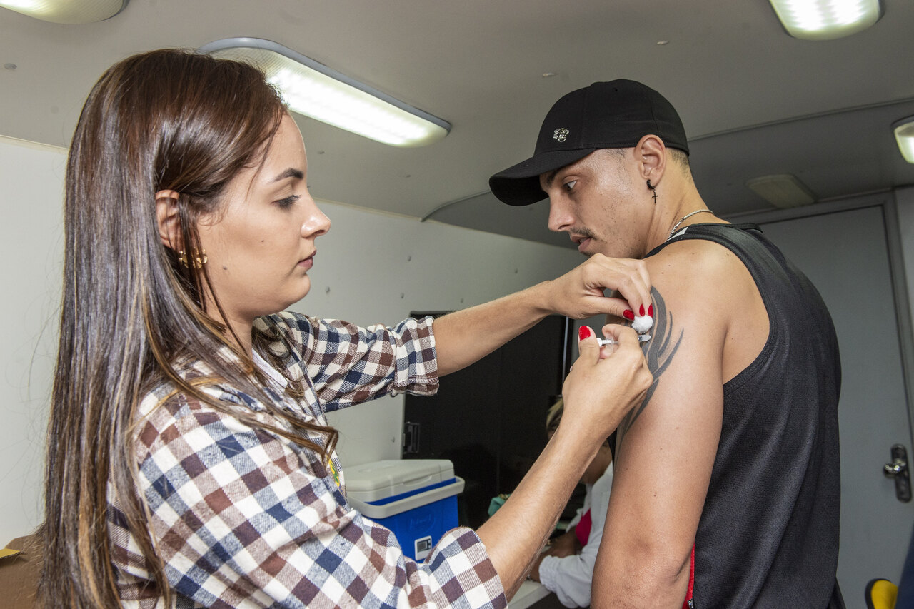 Semus oferece vacinação para adultos e crianças na Agrotins 2024; saiba como atualizar seu cartão de vacinas