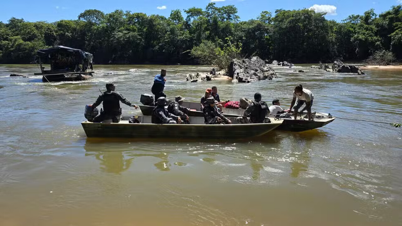 Operação policial multa nove pessoas por garimpo ilegal em Natividade e queima balsa usada nas atividades