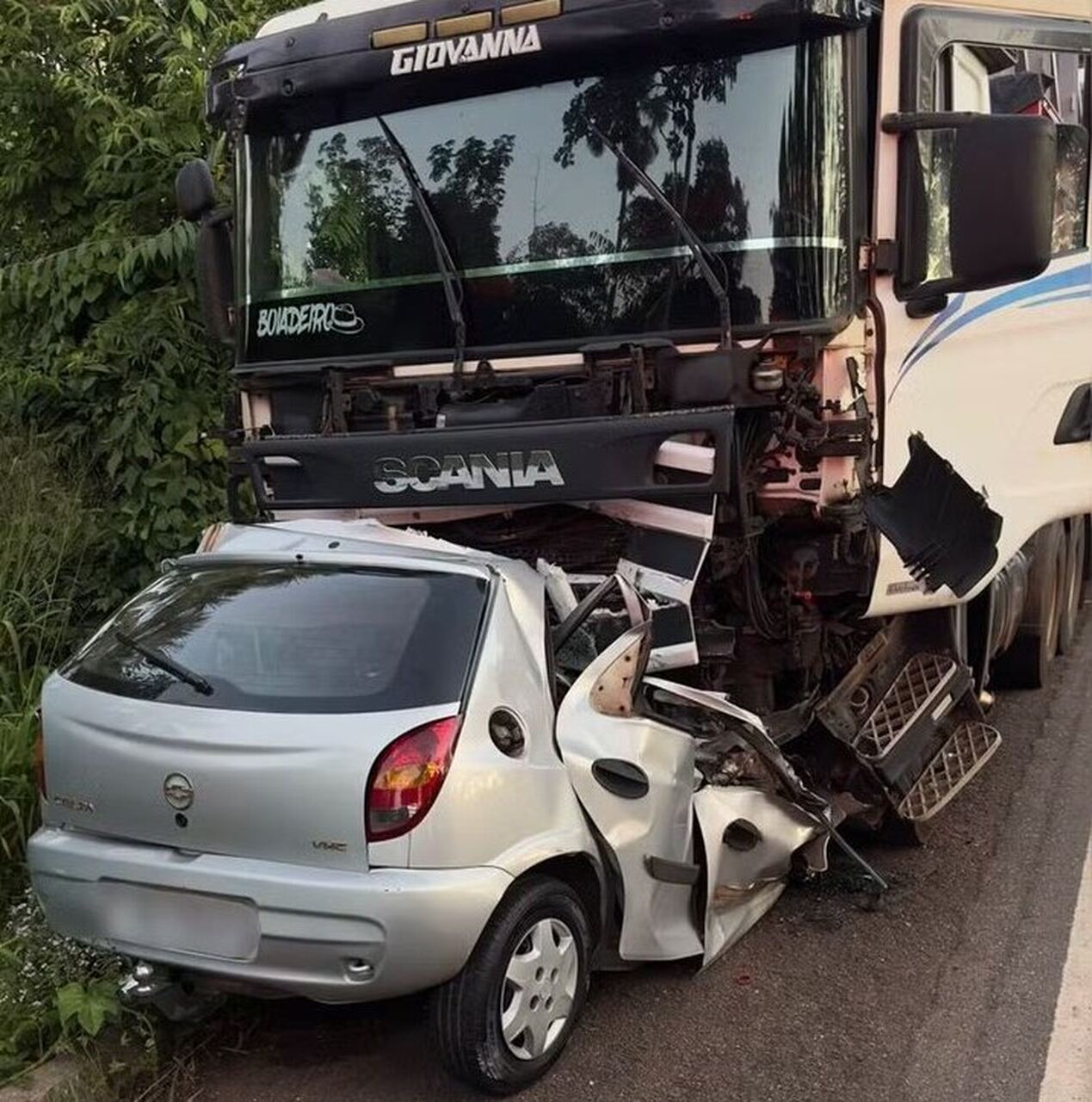 Colisão entre carro e caminhão deixa um homem morto em Santa Rita do Tocantins