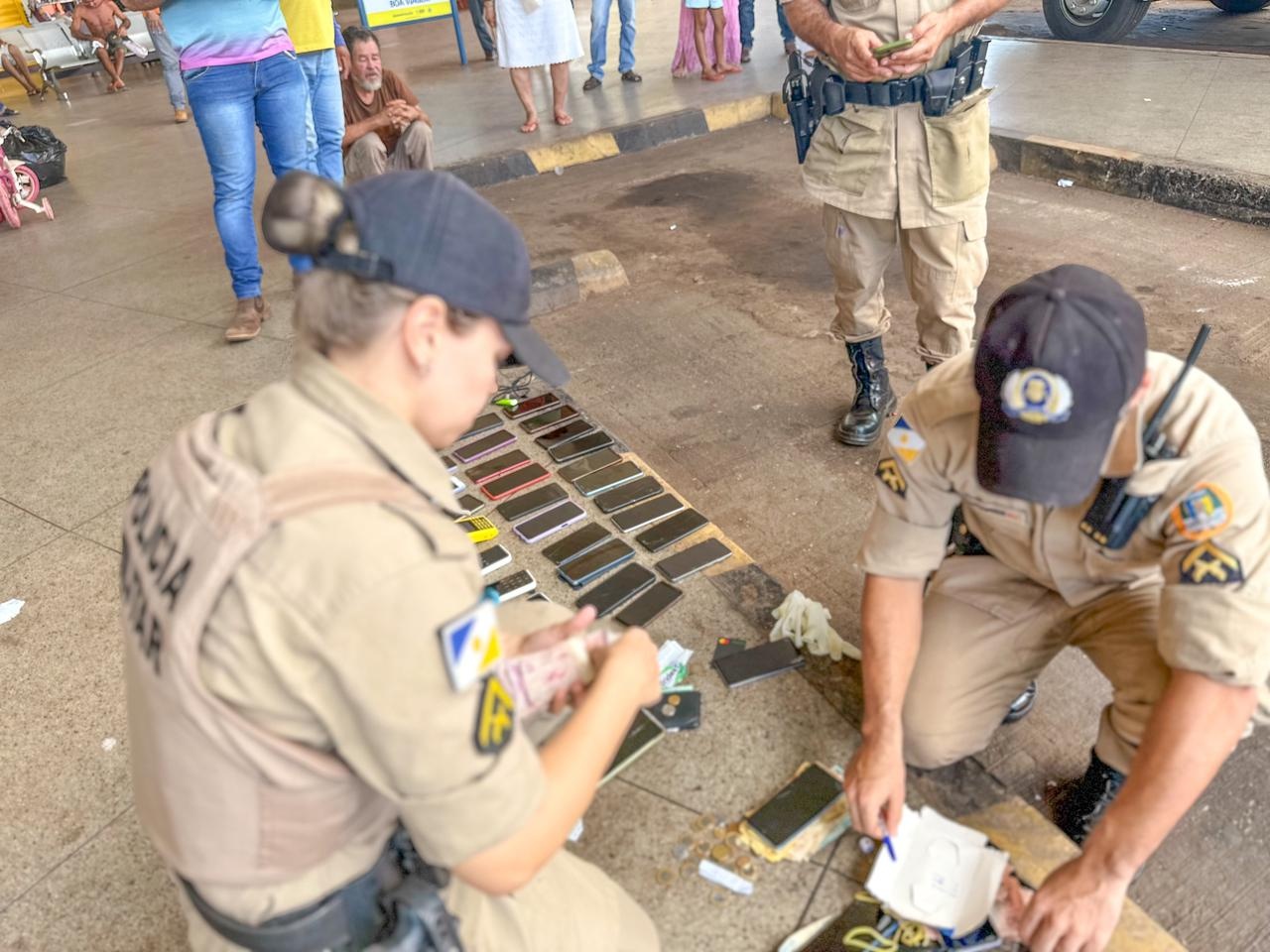 Quadrilha de roubo de celulares é presa em flagrante dentro de ônibus após furtar aparelhos no aniversário de Palmas