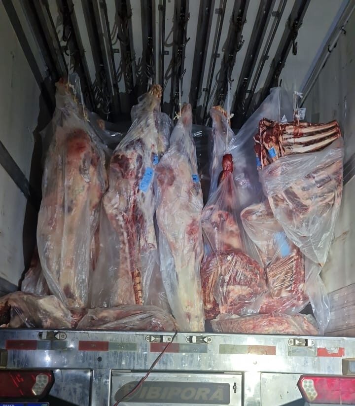 Polícia recupera caminhão que transportava carne após motorista ser feito de refém e ter o veículo roubado em Couto Magalhães