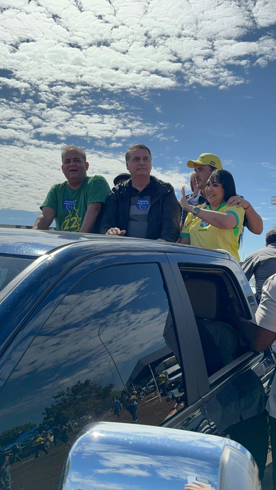 Ao lado da pré-candidata a prefeita Janad Valcari, Bolsonaro inicia carreata até a Praça dos Girassóis, em Palmas