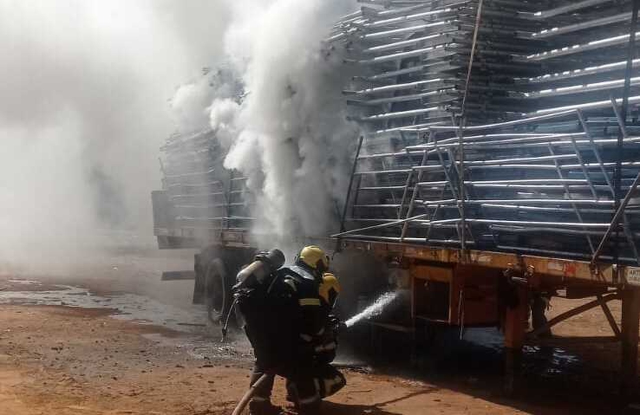 VÍDEO: Carreta carregada com materiais de rodeio pega fogo no setor Taquari, em Palmas