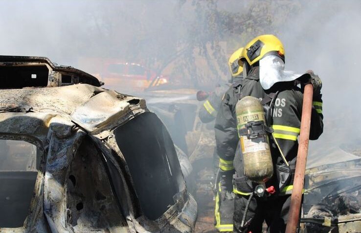 Ferro velho pega fogo e 19 veículos são incendiados na região norte de Palmas