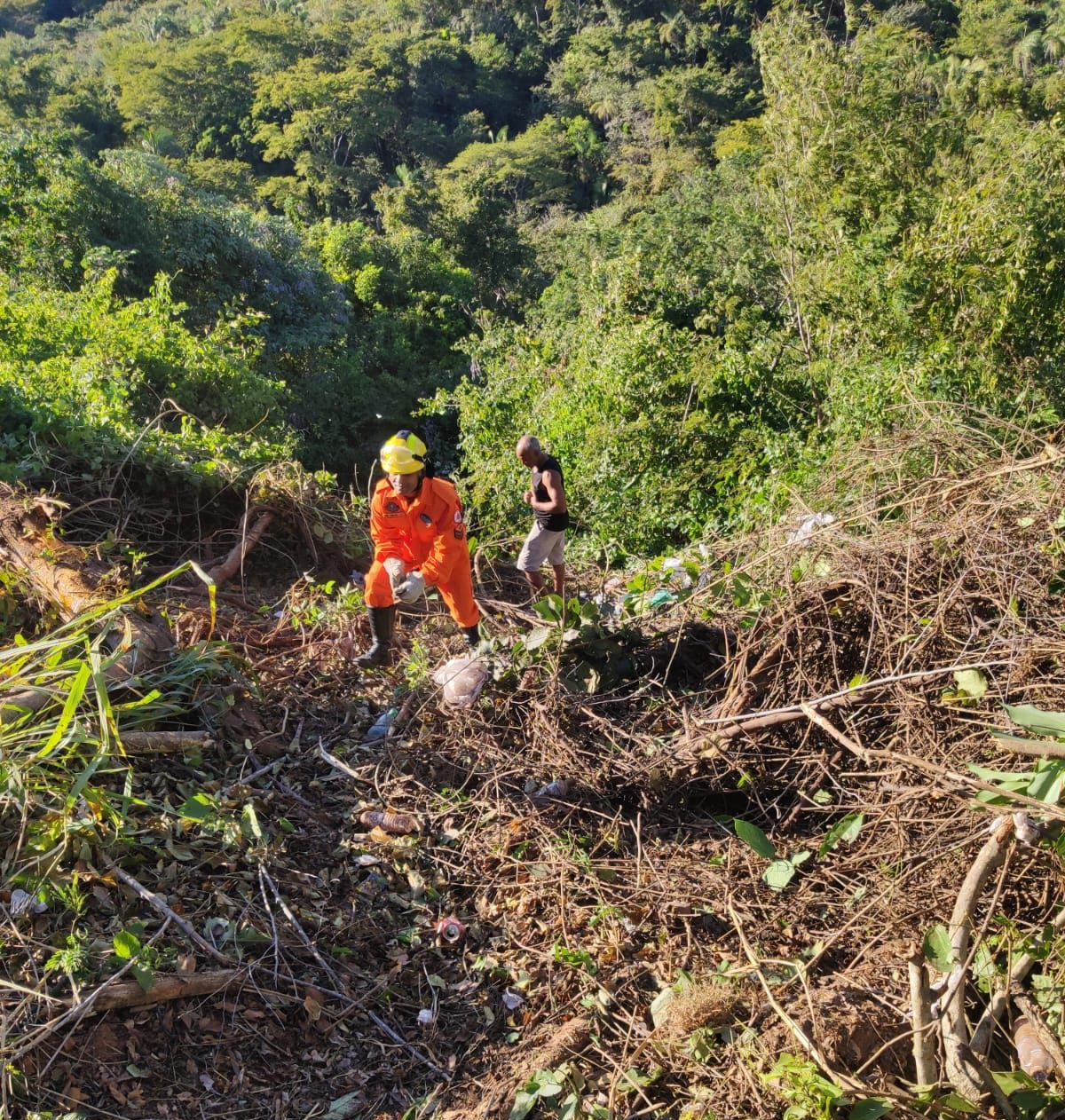 Três pessoas ficam feridas após caminhão cair em ribanceira na serra de Taquaruçu, em Palmas