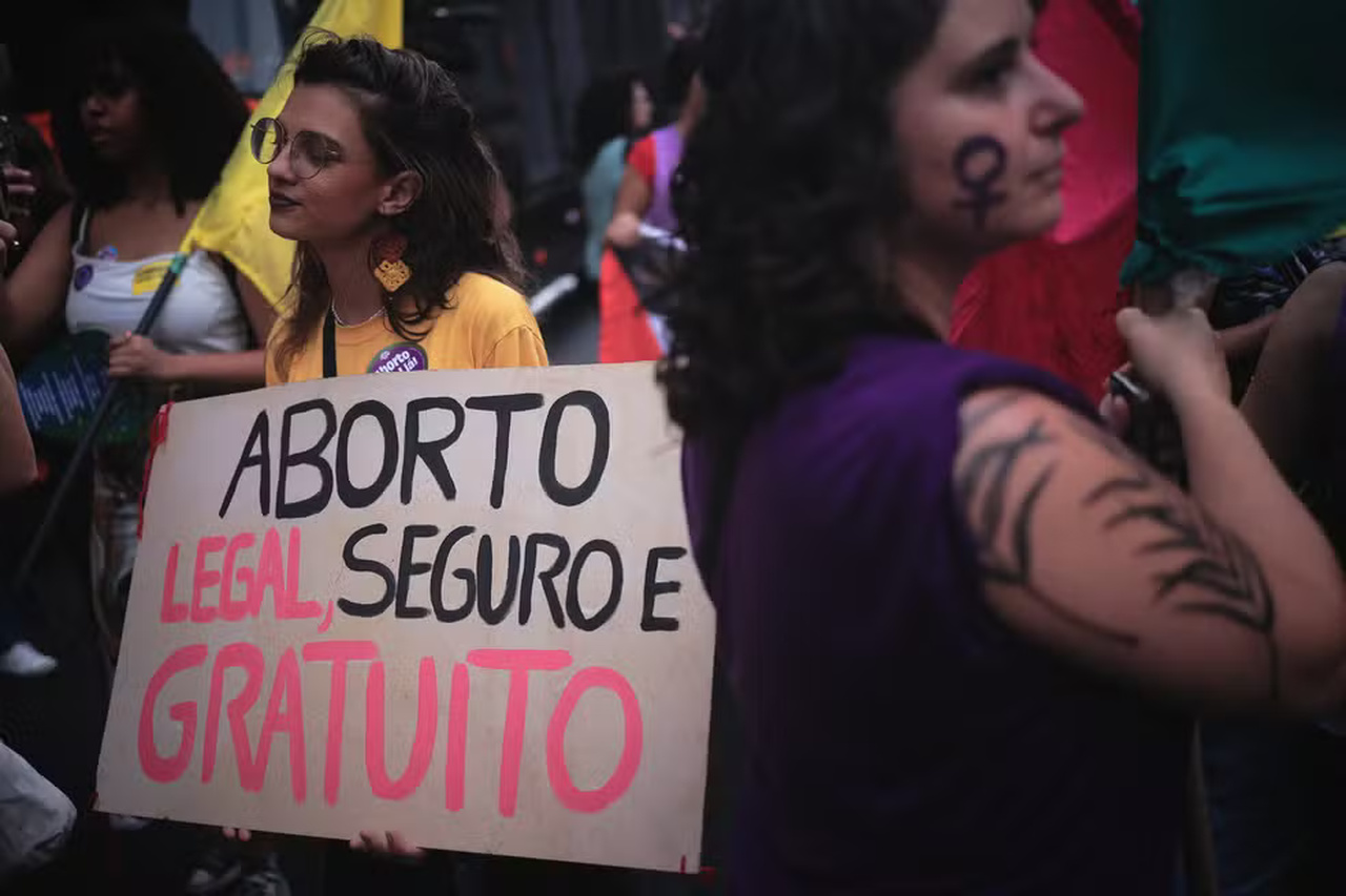 Câmara aprova urgência de texto que equipara aborto a crime de homicídio; entenda quando é legal e permitido