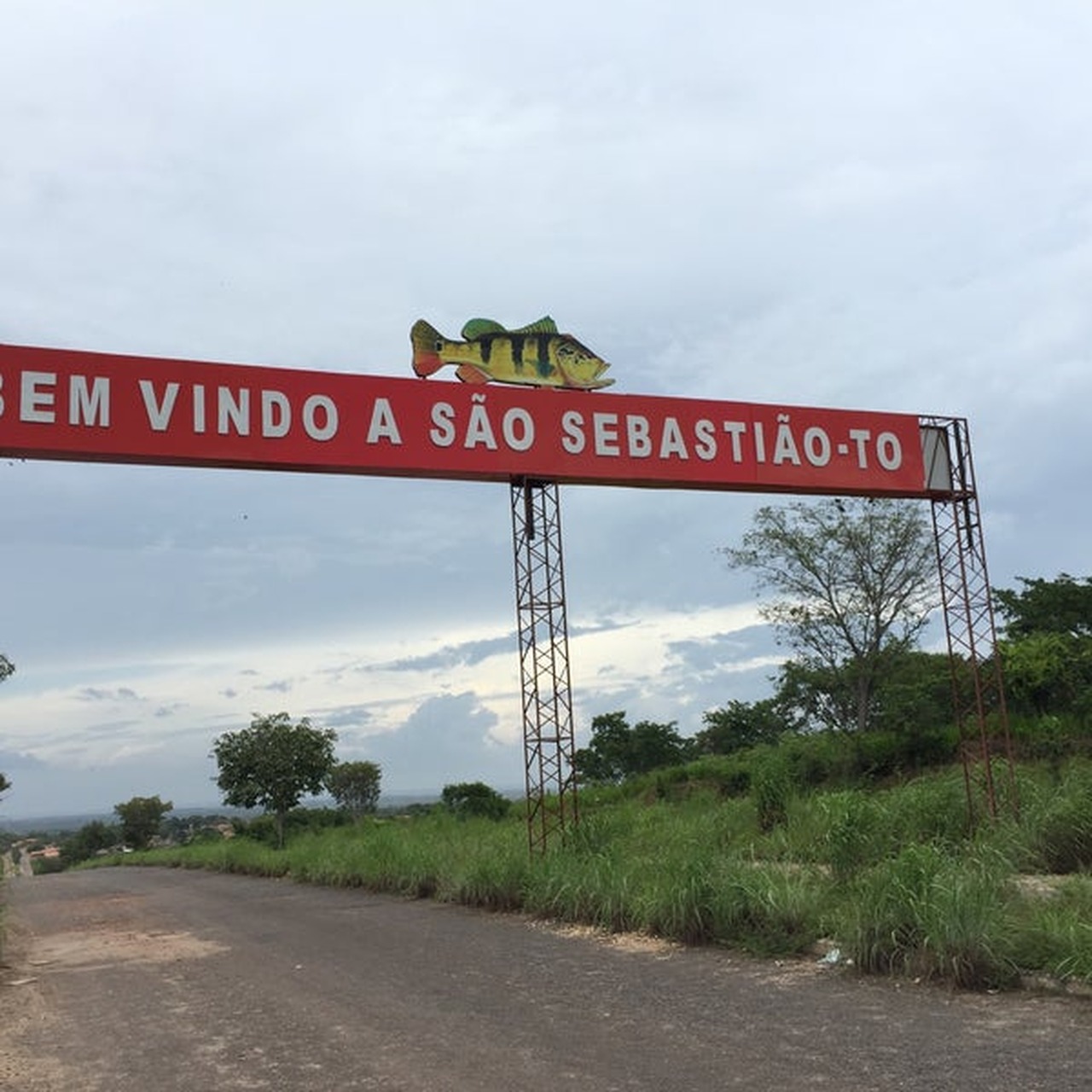 Marido morre após bater no carro onde estavam esposa e filhos em estrada rural de São Sebastião