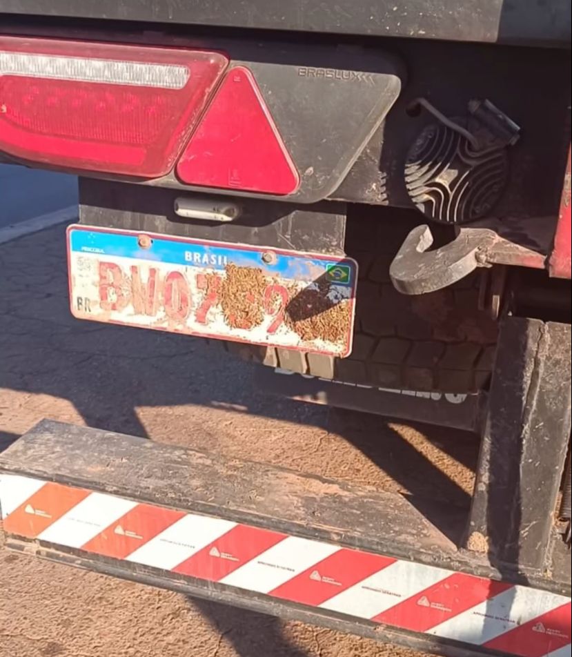 [VÍDEO] Caminhoneiro tenta escapar de radar cobrindo placa com fezes de gado e é multado pela PRF em Figueirópolis