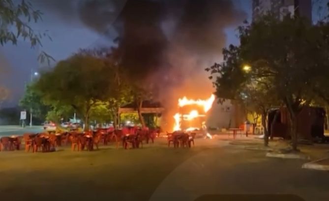 VÍDEO: Incêndio destrói trailer de lanches na Av. Palmas Brasil Sul, em Palmas