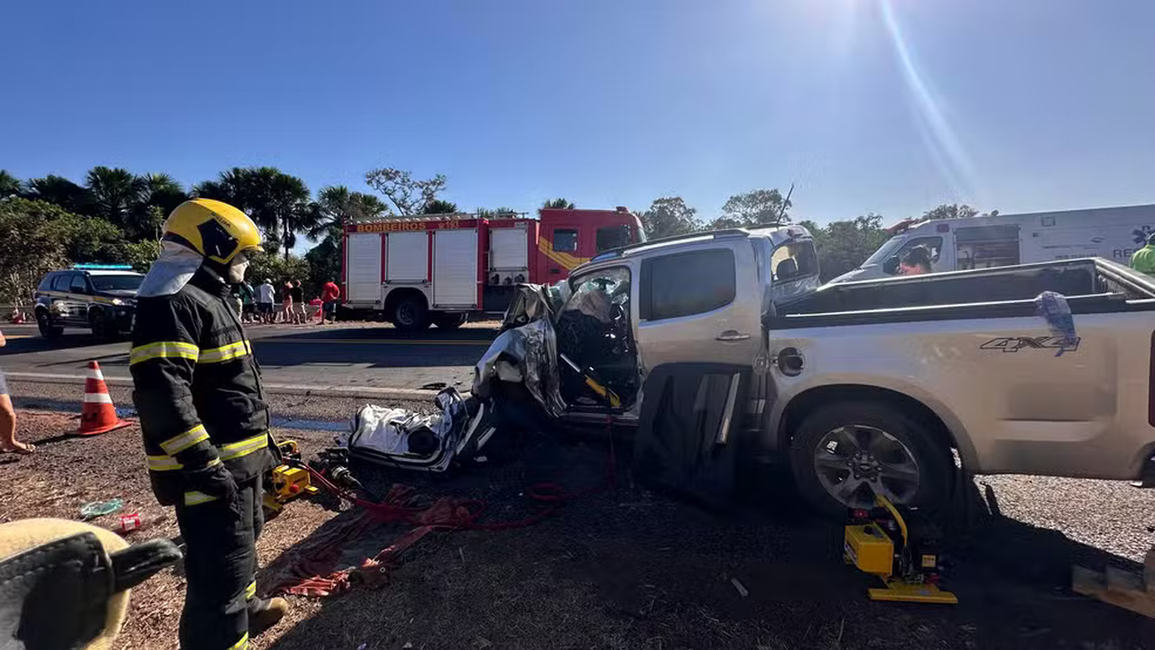 Acidente na BR-153, nas proximidades de Dueré, deixa motorista preso às ferragens