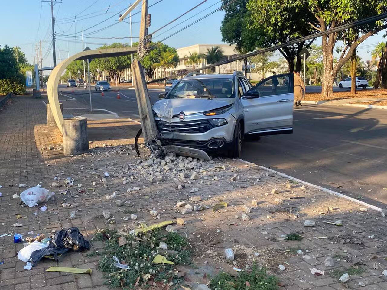 Motorista perde o controle do carro e colide com poste em avenida de Palmas