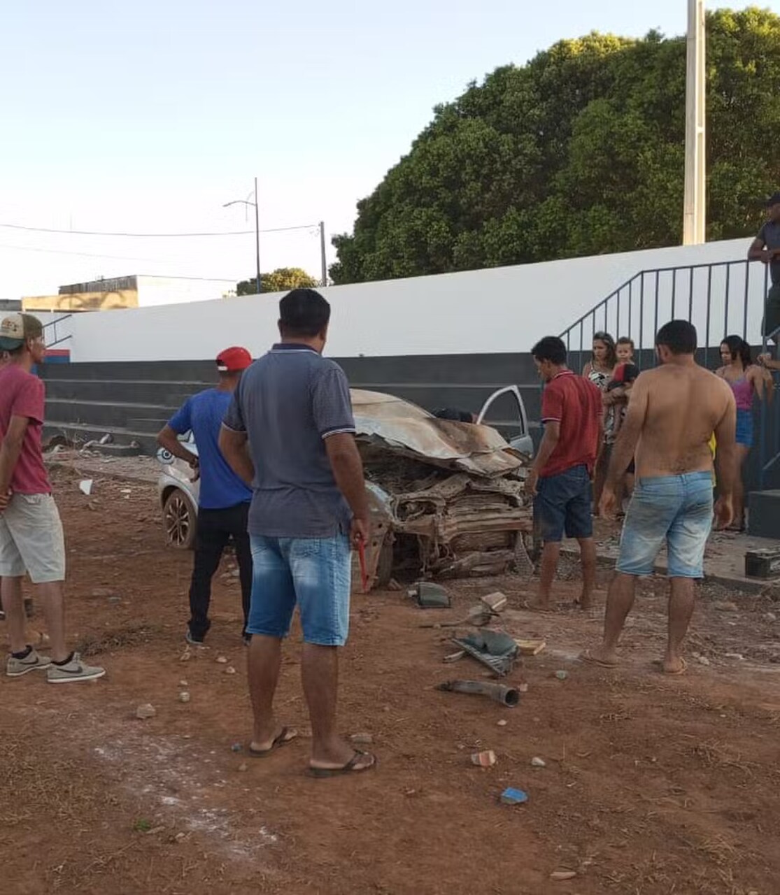 Motorista de 19 anos perde controle do carro e invade estádio em Carmolândia