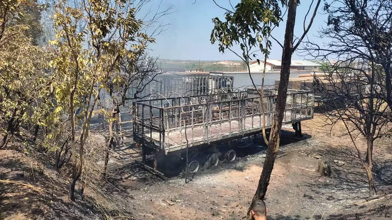 Bombeiros controlam incêndio em pátio de veículos na avenida NS-10 em Palmas