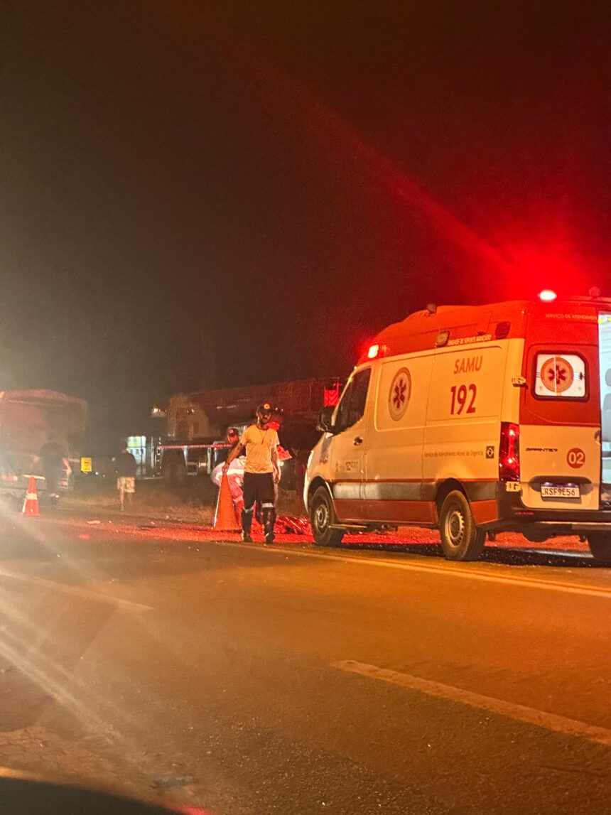 AGORA: Grave acidente entre moto e caminhão deixa motociclista morto na BR-010 em Palmas