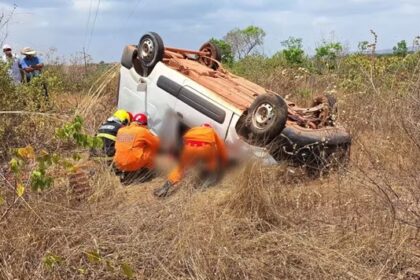 Carro capota e deixa motorista preso sob o veículo em Guaraí