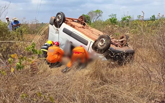 Carro capota e deixa motorista preso sob o veículo em Guaraí