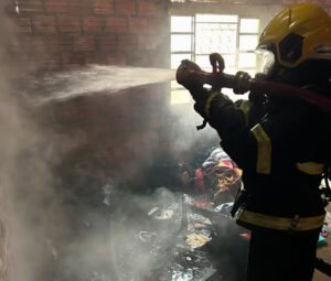 Incêndio iniciado por criança deixa casa parcialmente destruída em Guaraí