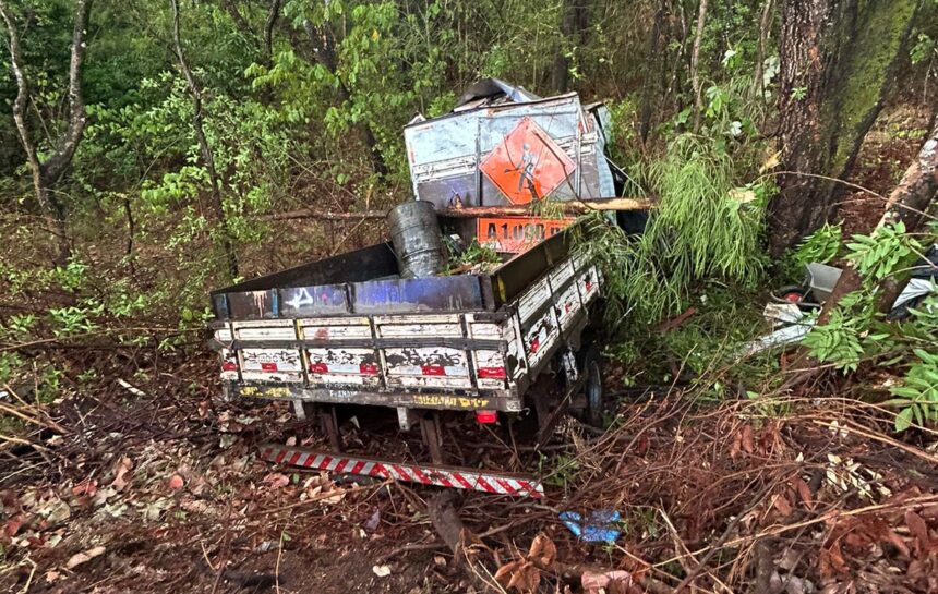 Acidente com caminhão de limpeza de pista deixa 5 pessoas feridas na zona rural de Paraíso