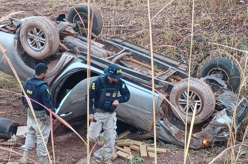 Tentativa de fuga acaba em capotamento e apreensão de 418kg de maconha no sul do Tocantins