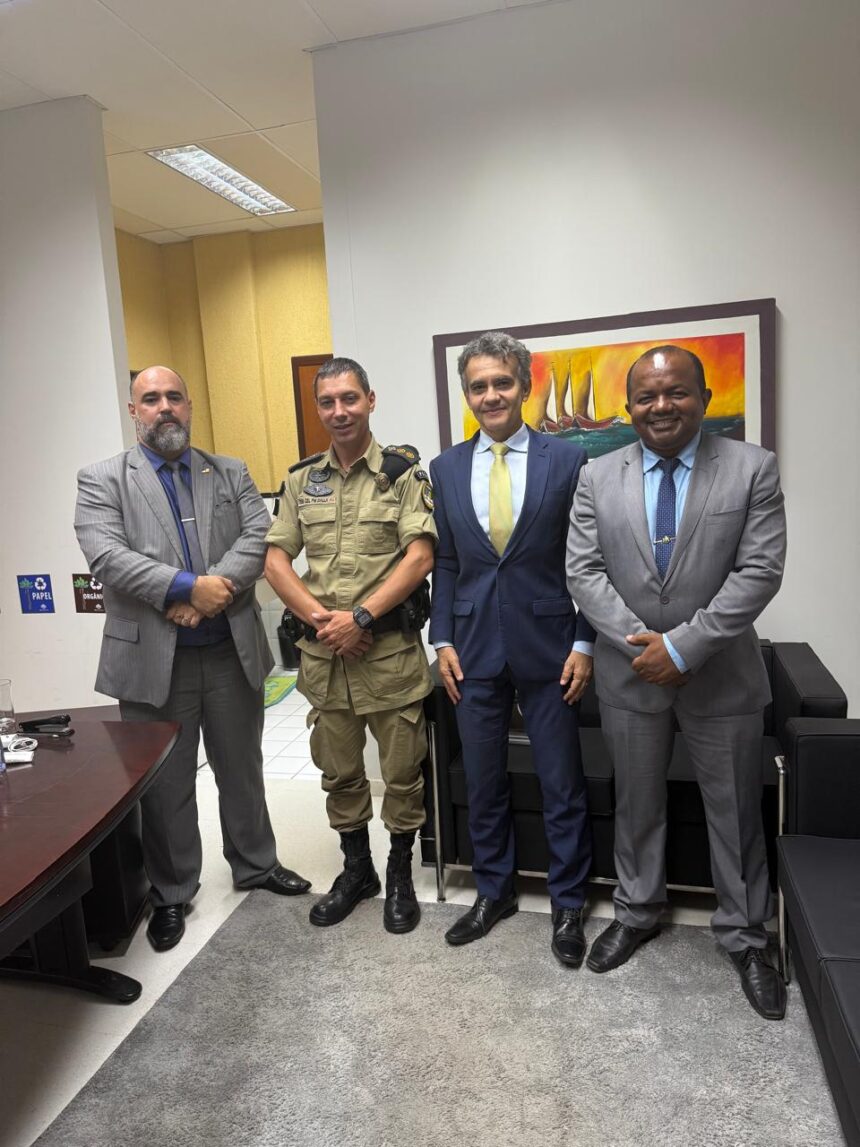 Vereador Joatan de Jesus, presidente da Comissão de Segurança Pública, participa de reunião no Fórum da Comarca de Palmas