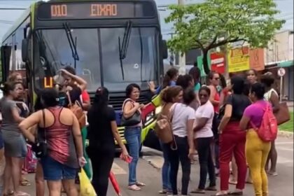 [VÍDEO] Falta de ônibus na região sul de Palmas gera transtornos e tentativa de bloqueio de avenida; veja o que diz a Prefeitura