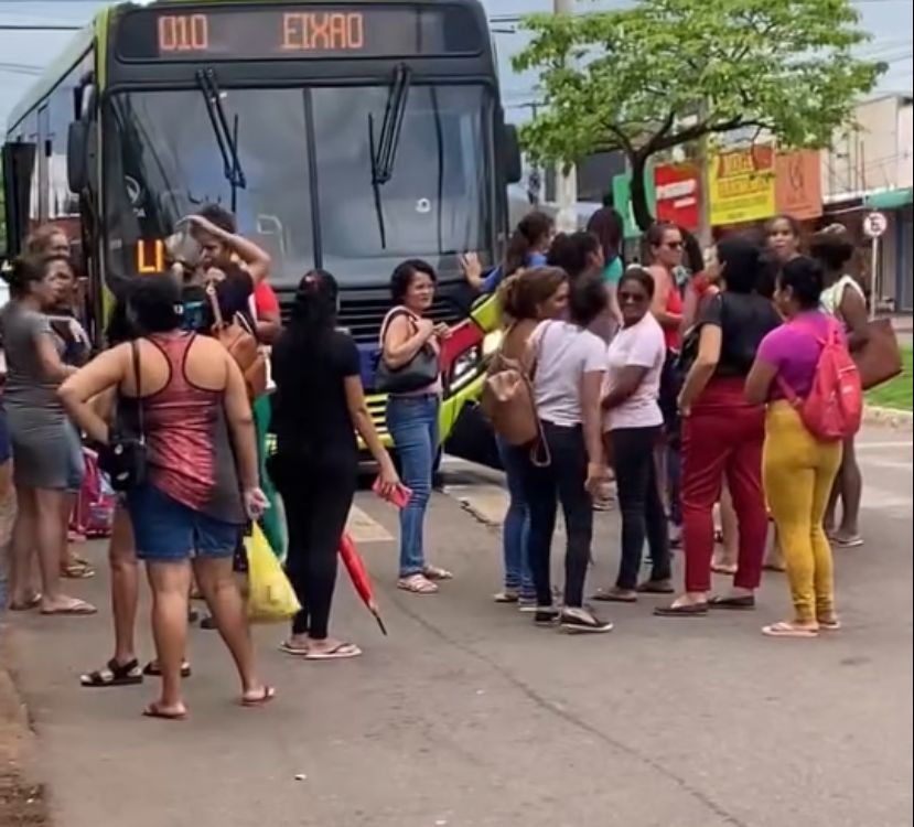 [VÍDEO] Falta de ônibus na região sul de Palmas gera transtornos e tentativa de bloqueio de avenida; veja o que diz a Prefeitura