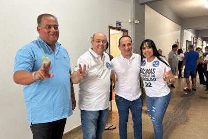 Eduardo Gomes e André Gomes votam em Palmas e manifestam apoio a Janad