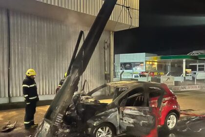 [VÍDEO] Casal fica ferido após carro colidir com poste e pegar fogo em Araguaína