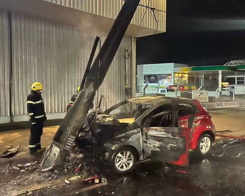 [VÍDEO] Casal fica ferido após carro colidir com poste e pegar fogo em Araguaína