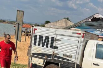 Jovem de 24 anos morre afogado ao tentar buscar bola na Praia das Arnos, em Palmas