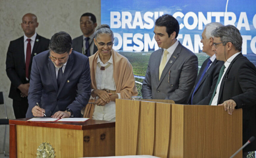 Tocantins e três estados assinam Pacto Histórico para frear desmatamento e incêndios no Cerrado